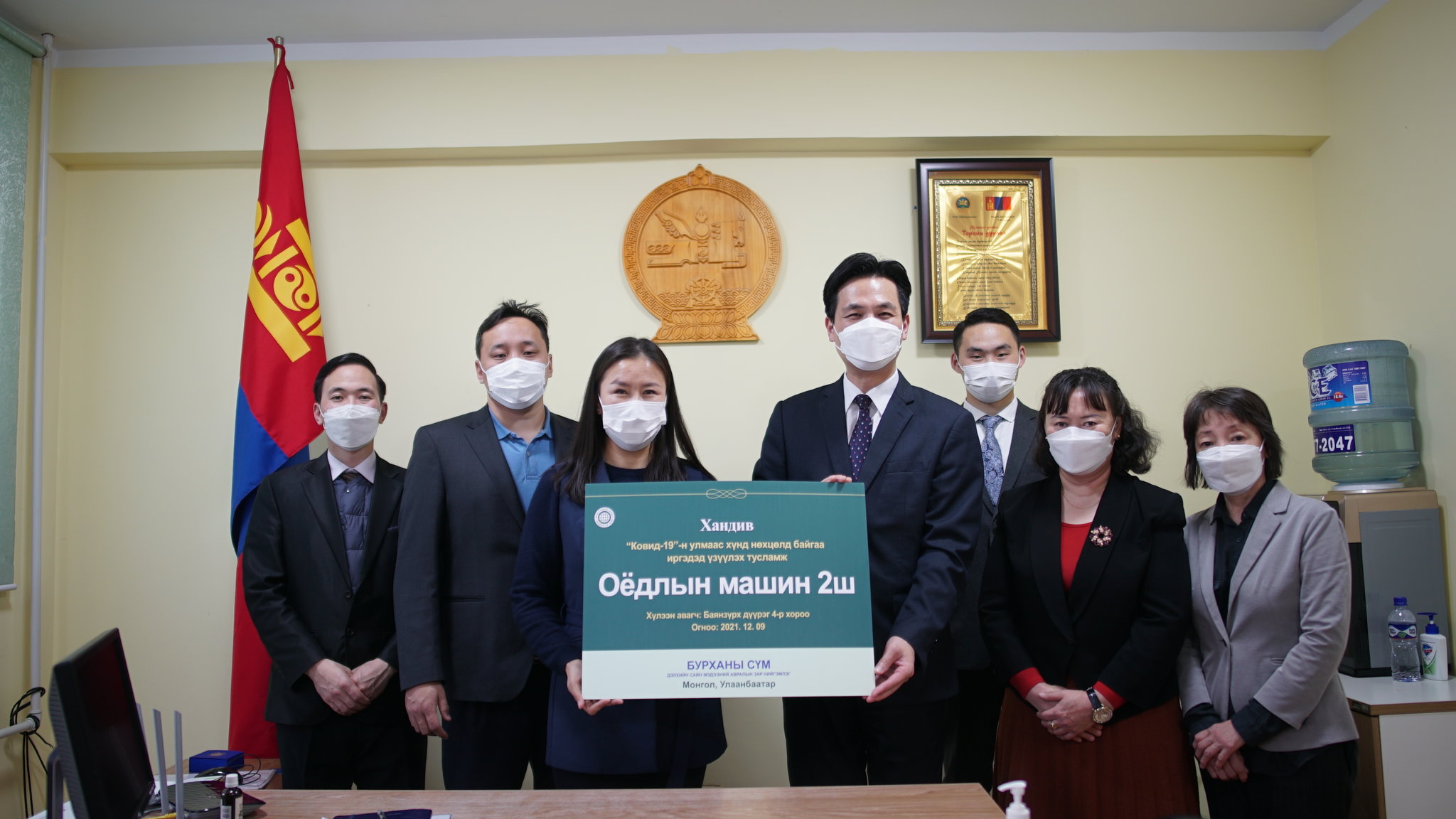 Бурханы сүмээс ажлын байр нэмэгдүүлэхийг дэмжин оёдлын машин хандивлалаа